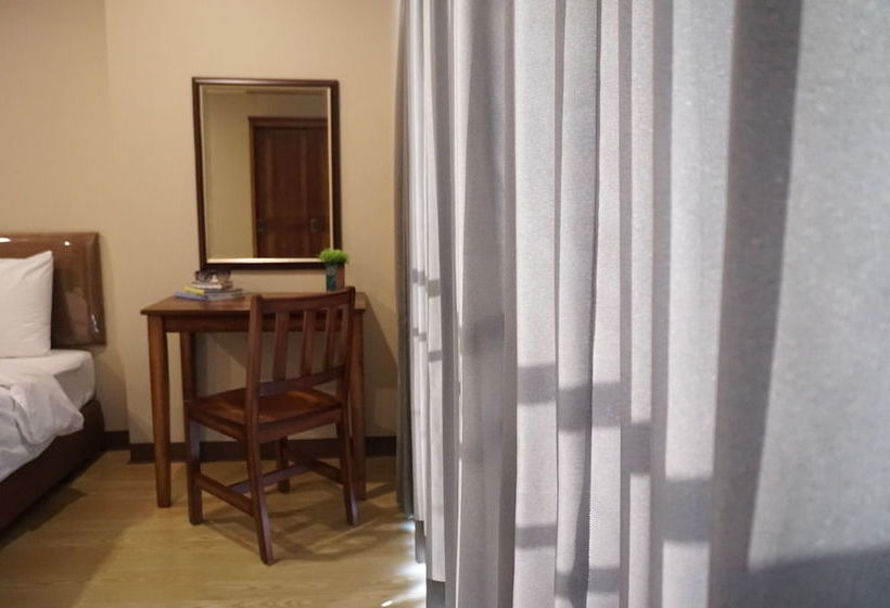 Hotel Chompu Nakarin Apartment 9