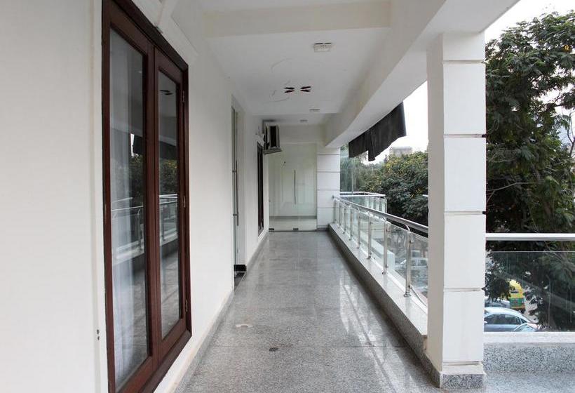 Hotel Oyo Premium Cyber City Phase 3 16