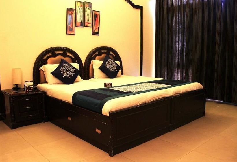 Hotel Oyo Rooms Near Akashneem Marg 12