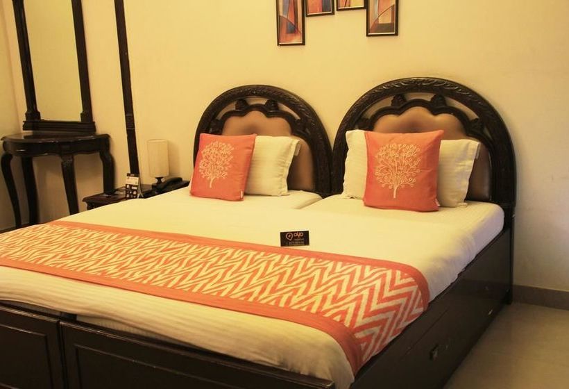 Hotel Oyo Rooms Near Akashneem Marg 13