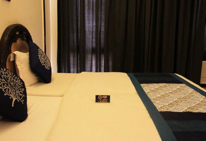 Hotel Oyo Rooms Near Akashneem Marg 14