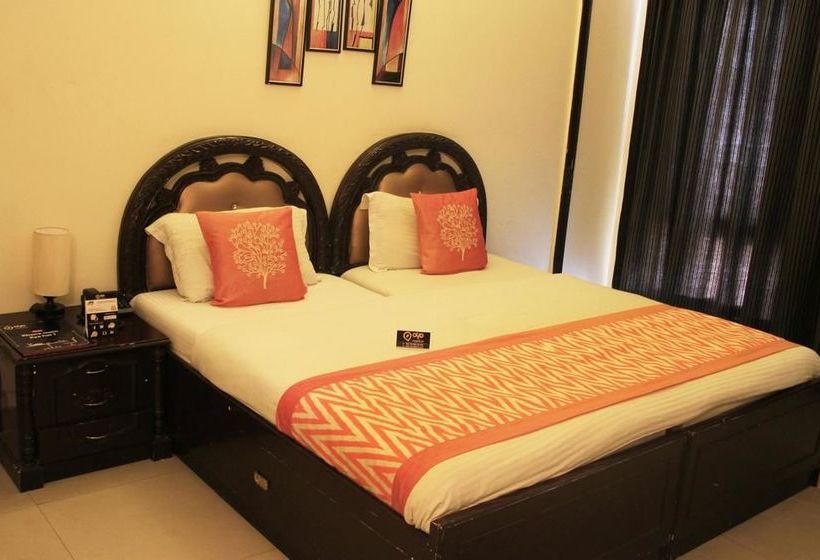 Hotel Oyo Rooms Near Akashneem Marg 15