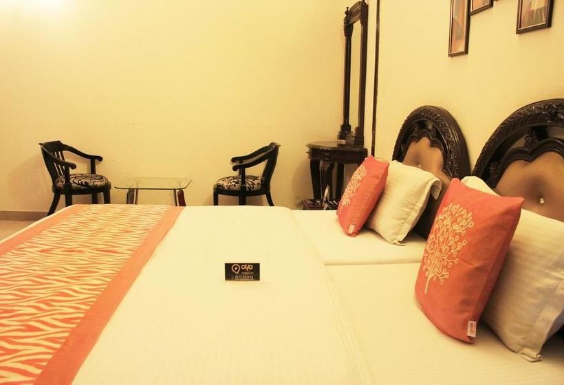 Hotel Oyo Rooms Near Akashneem Marg 16