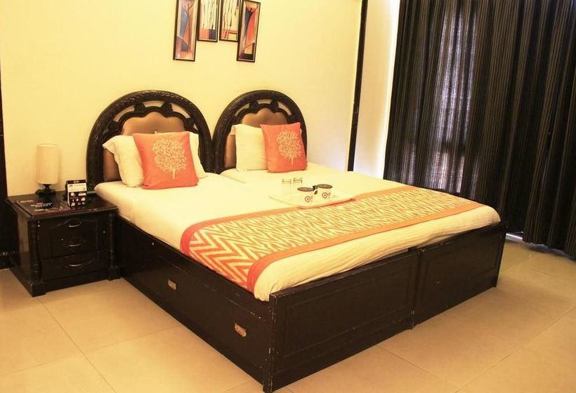 Hotel Oyo Rooms Near Akashneem Marg 19