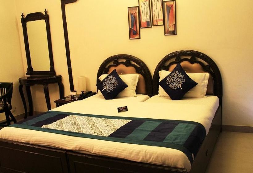 Hotel Oyo Rooms Near Akashneem Marg 20