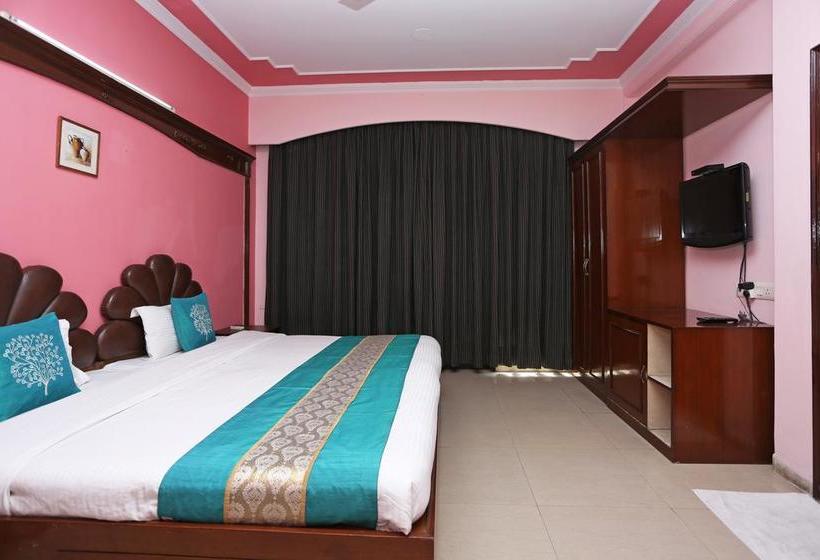 Hotel Oyo Rooms Near Akashneem Marg 3