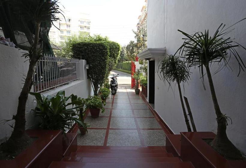 Hotel Oyo Rooms Near Akashneem Marg 5