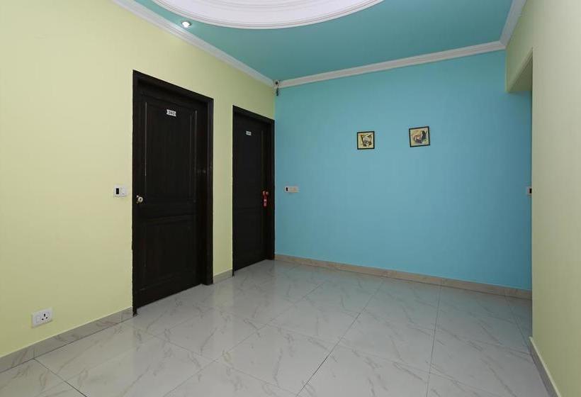 Hotel Oyo Rooms Near Akashneem Marg 8
