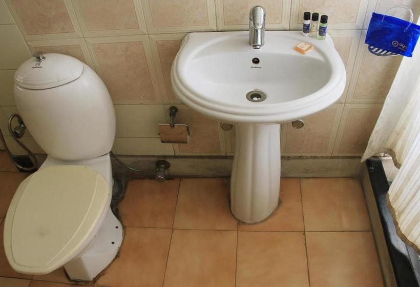 Hotel Oyo Rooms Near Akashneem Marg 9