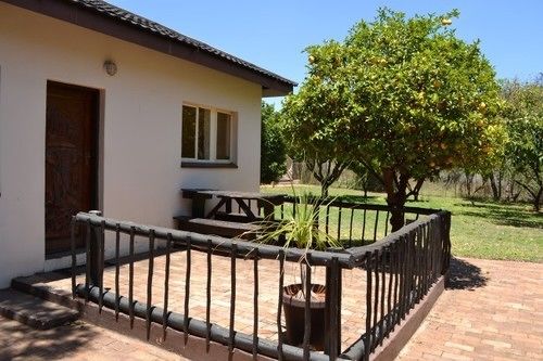 Hotel The Ostrich Manor 10