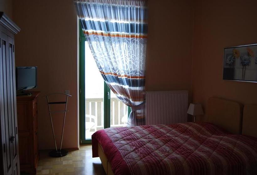 Hotel & Café Burghof 11