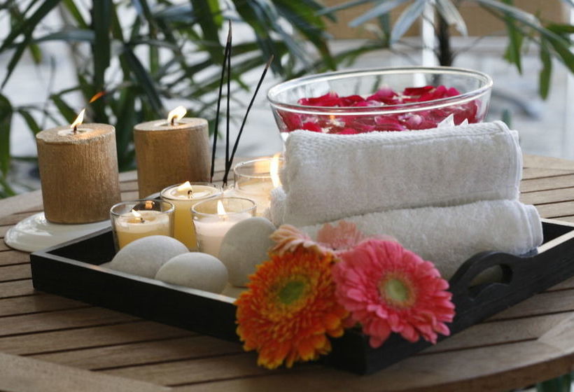 The Treehouse Hotel And Club 14