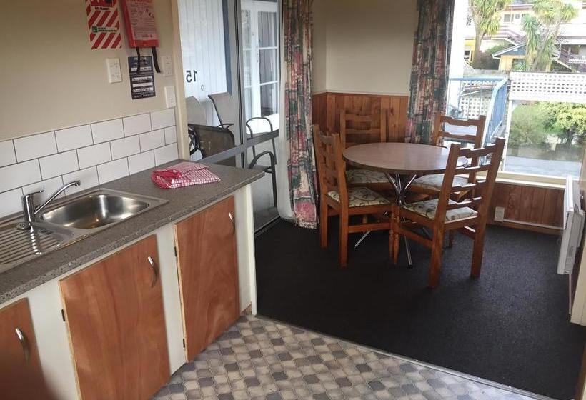 Hotel Te Anau Lakefront Backpackers 9