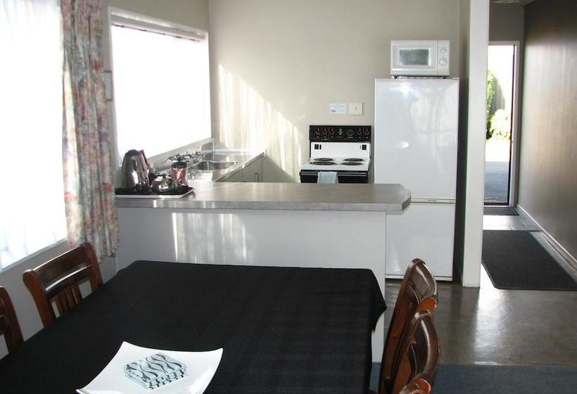 Cobblestone Court Motel 11