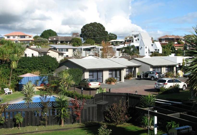 Cobblestone Court Motel 2