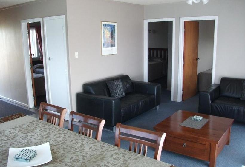 Cobblestone Court Motel 3