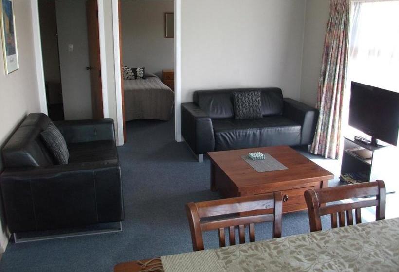 Cobblestone Court Motel 4