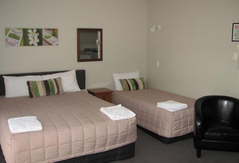 Cobblestone Court Motel 7