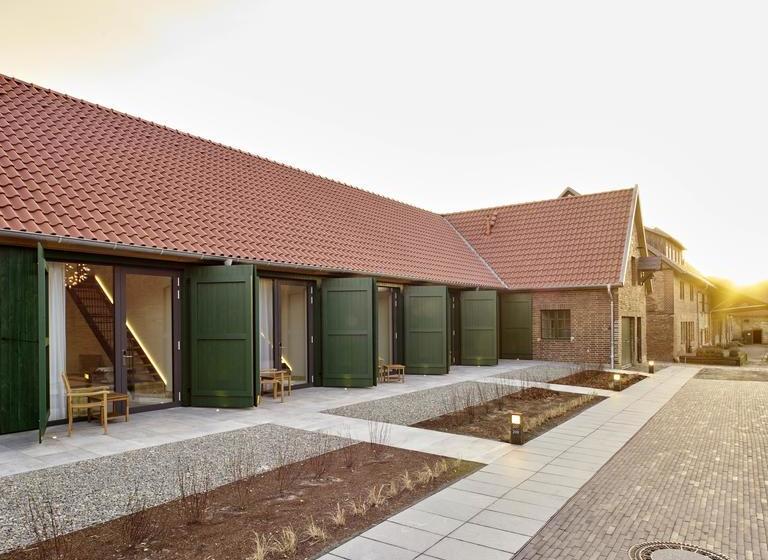 Hotel Yard Boarding 6