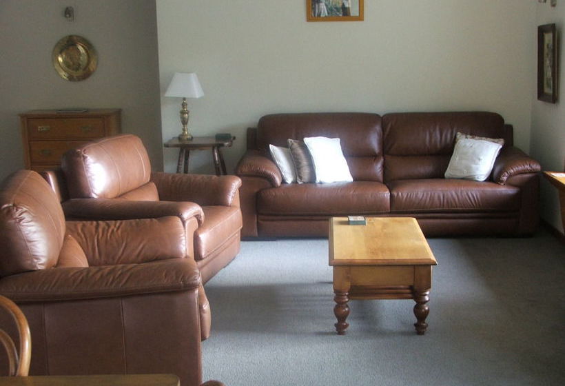 Judge & Jury Cottage 10