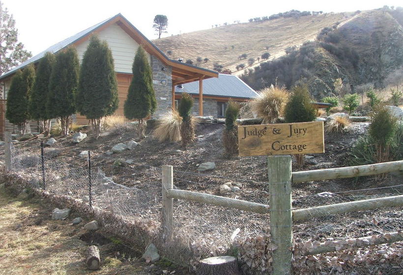 Judge & Jury Cottage 4