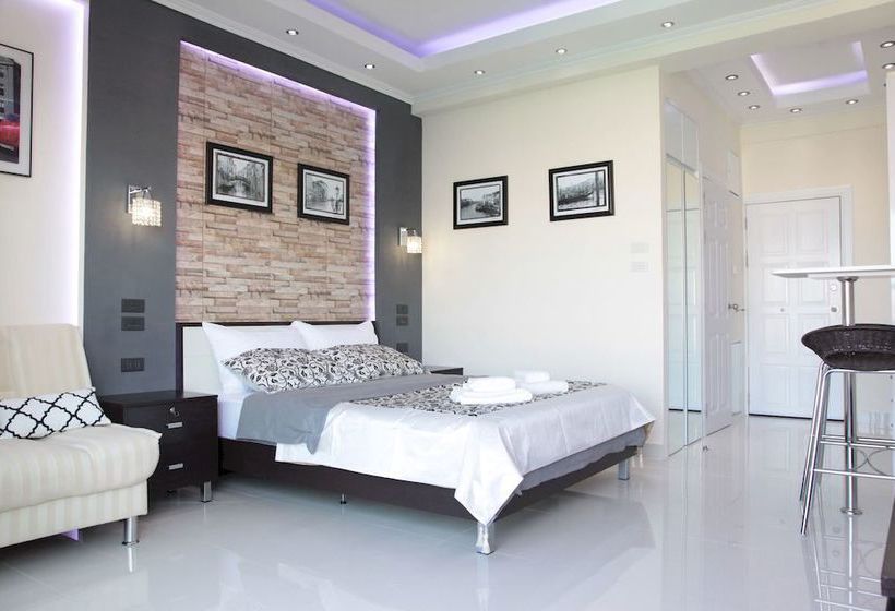 Thepthip Artdeco Apartments 11