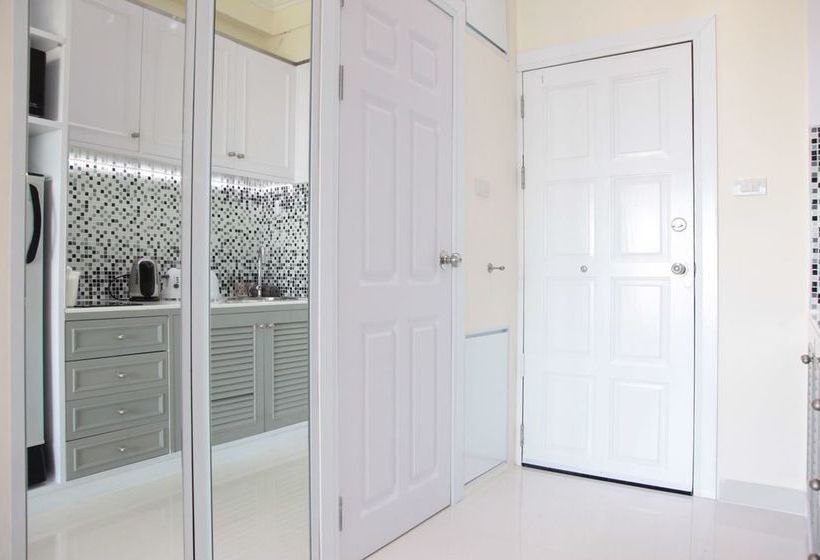 Thepthip Artdeco Apartments 19