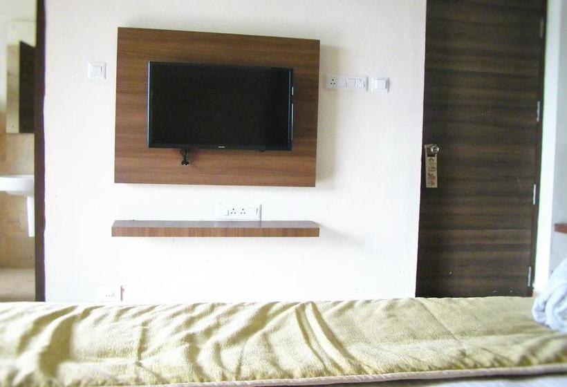 Hotel The Mountain Courtyard Thekady 16