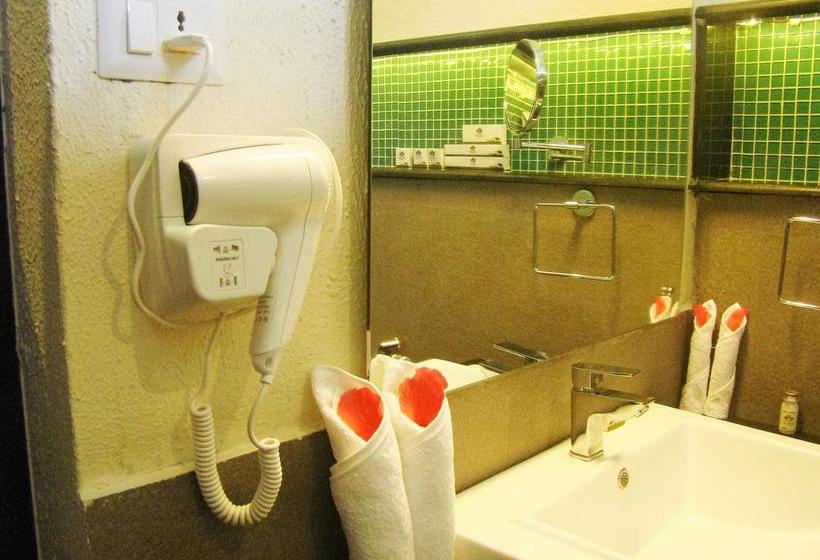 Hotel The Mountain Courtyard Thekady 7