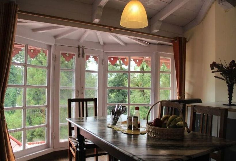 Hotel Swiss Cottage 11