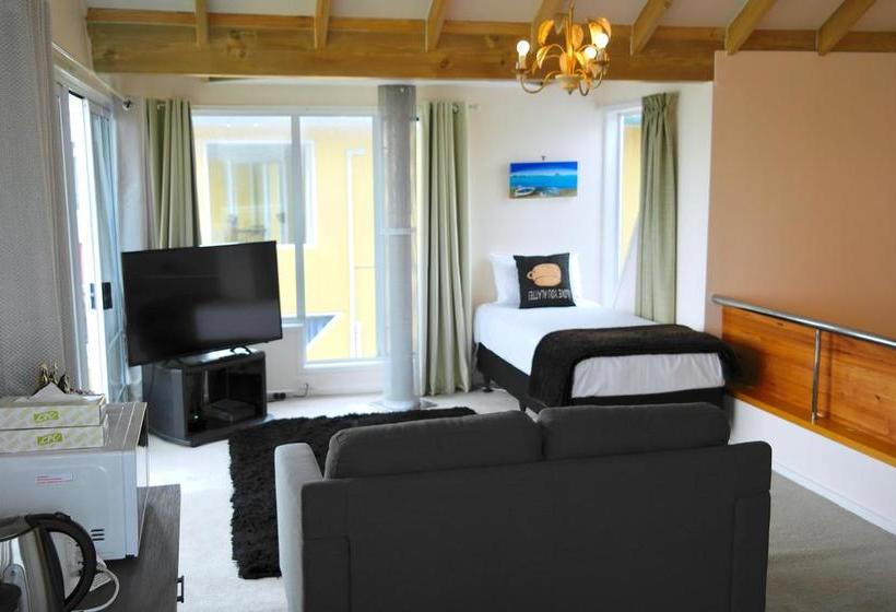 Bucklands Beach Waterfront Motel 6