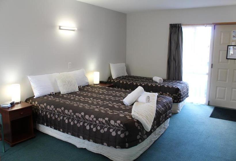 Hotel Ambassador Motor Lodge 1