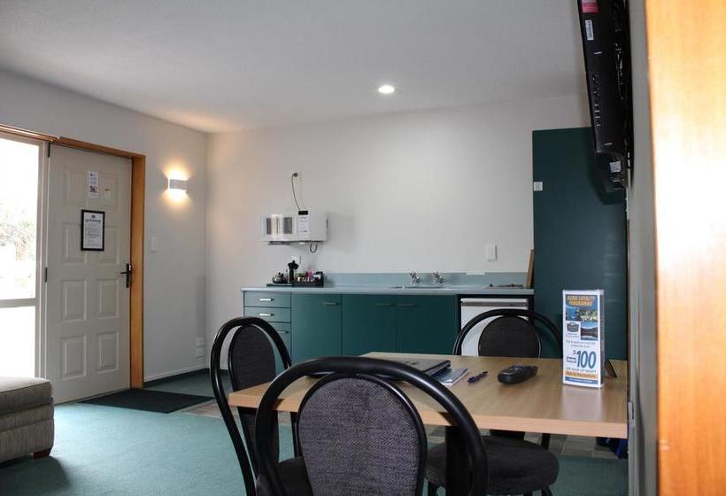 Hotel Ambassador Motor Lodge 10