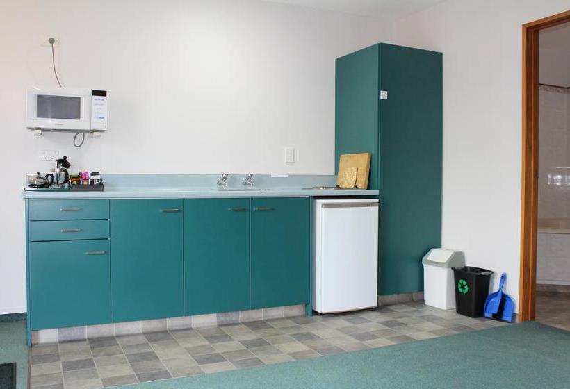 Hotel Ambassador Motor Lodge 11