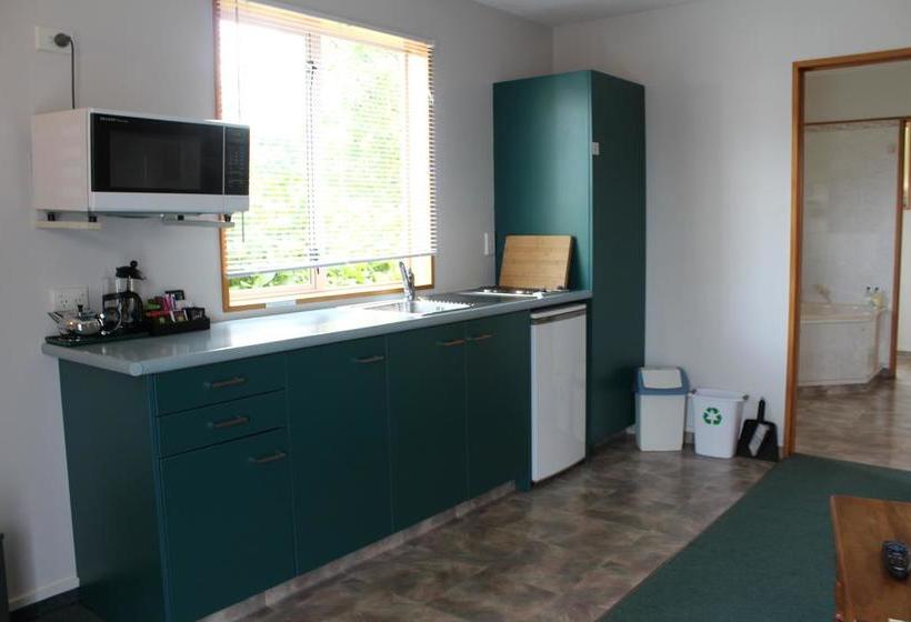 Hotel Ambassador Motor Lodge 13