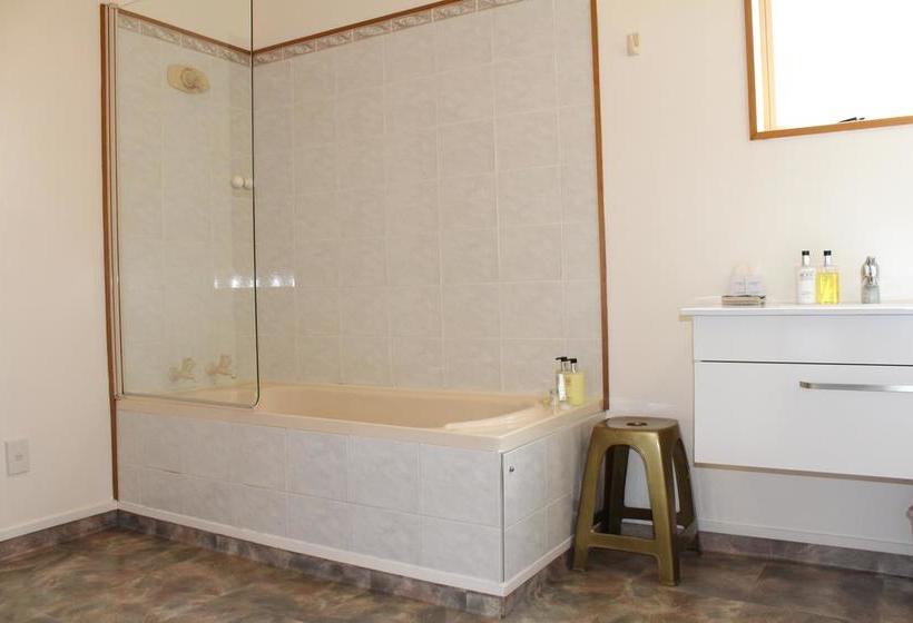 Hotel Ambassador Motor Lodge 14