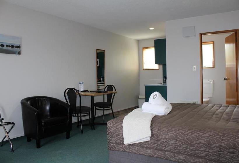 Hotel Ambassador Motor Lodge 18