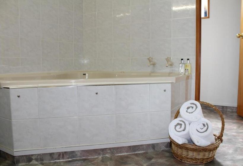 Hotel Ambassador Motor Lodge 5