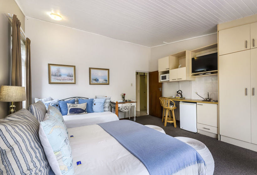 Bed and Breakfast Admiral's Lodge 5