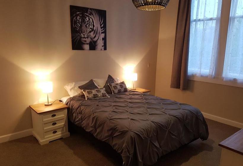 Gardner Court Motel 6