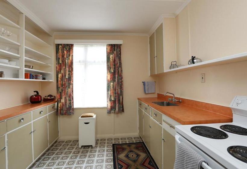 Gardner Court Motel 8