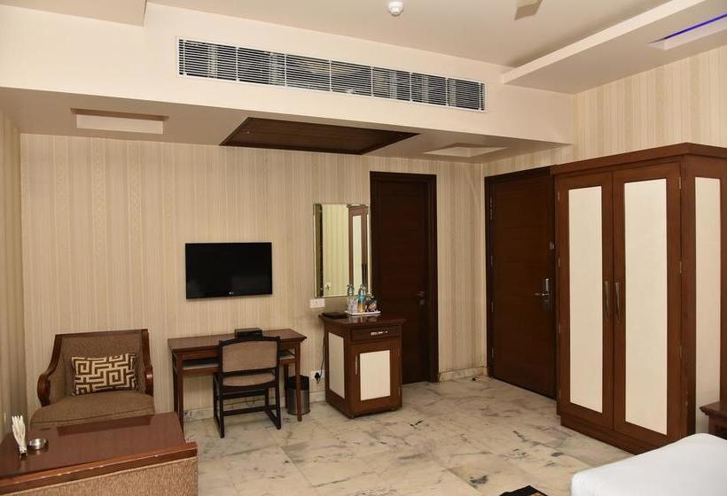 Hotel Leela Grande 16