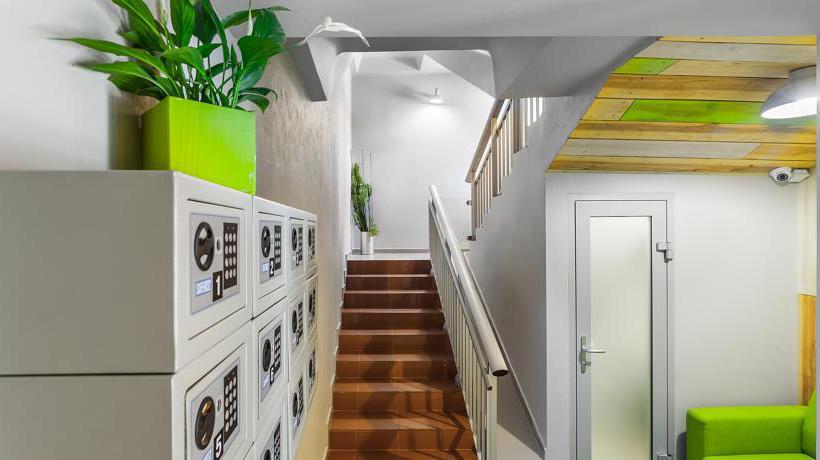 Hotel and Hostel Live 12