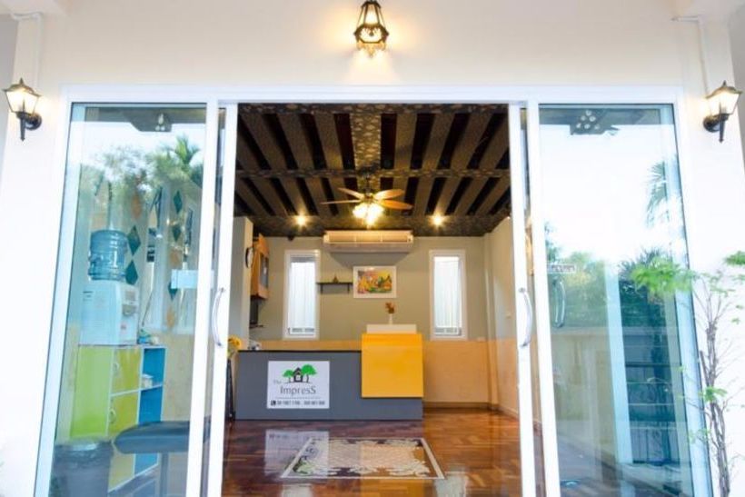 Hotel The Impress Sisaket 16