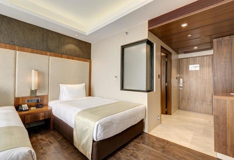 Hotel Holiday Inn Kolkata Airport 11