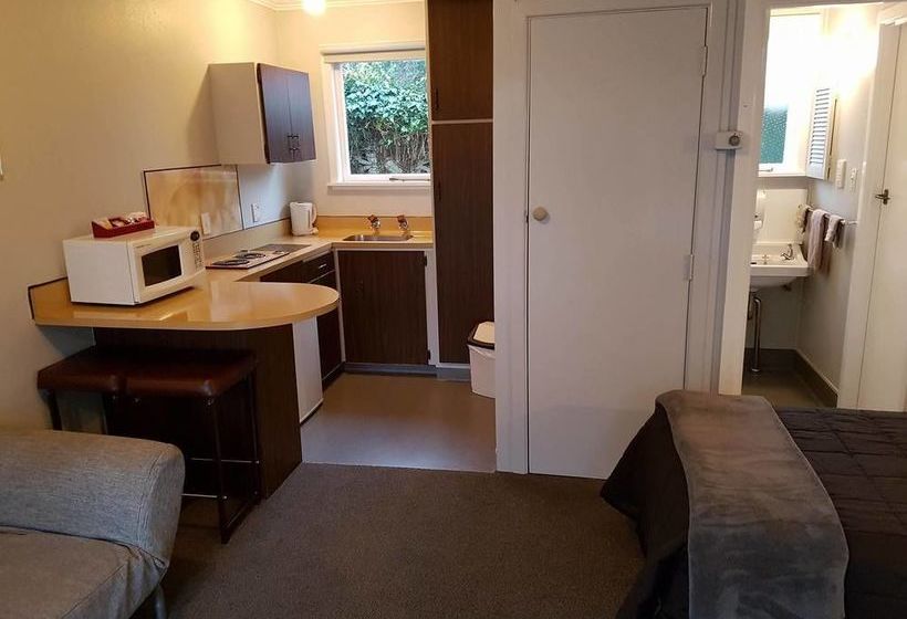 Camberley Court Motel 5