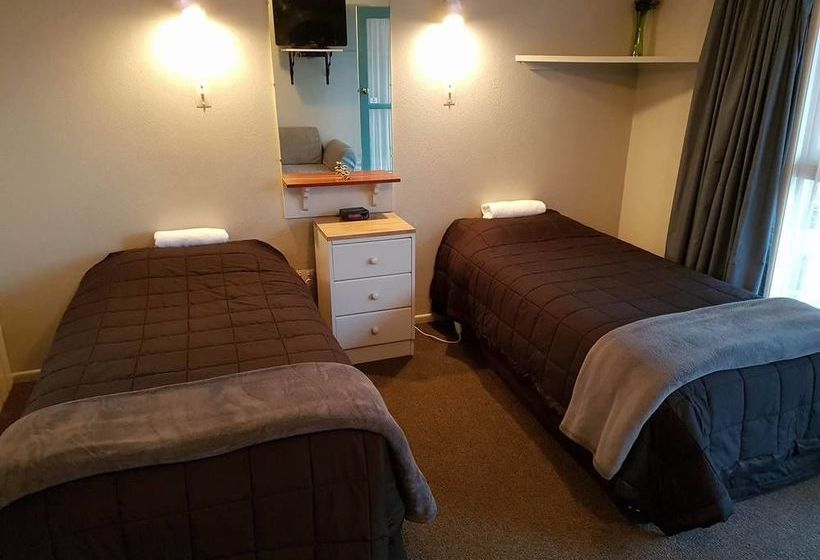 Camberley Court Motel 6