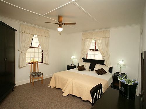 Bed and Breakfast District Six Guesthouse 3