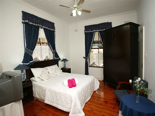 Bed and Breakfast District Six Guesthouse 8