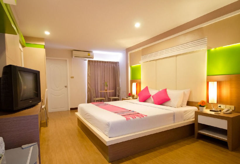 Hotel Charoenchit House 13